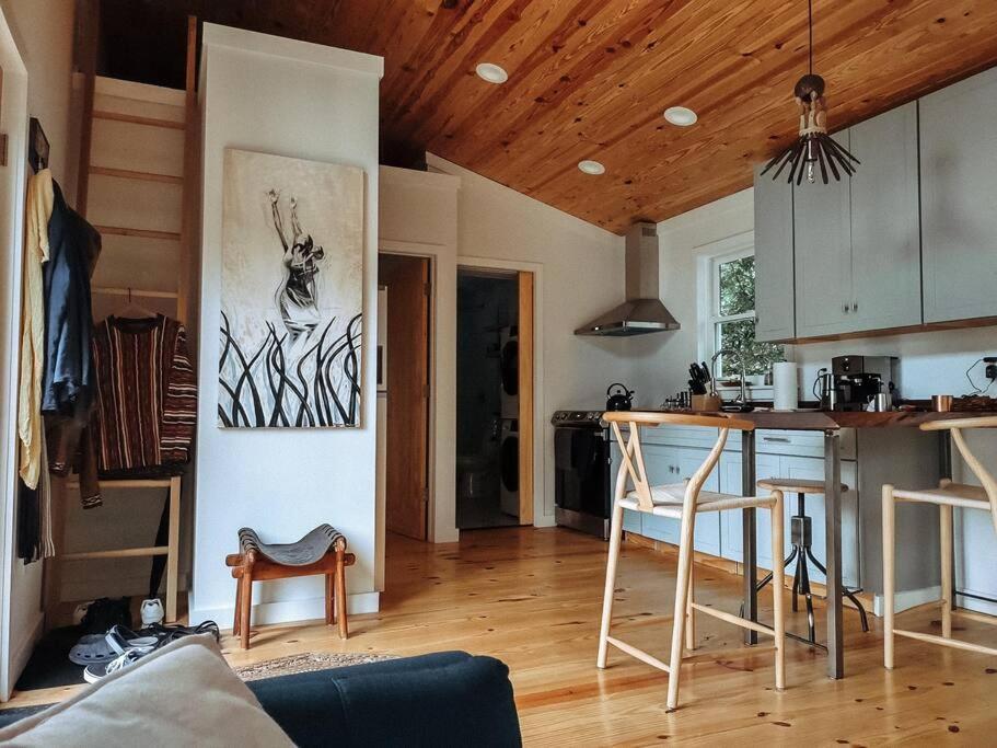 Modern Treehouse, Close To Downtown And Beach ウィルミントン エクステリア 写真